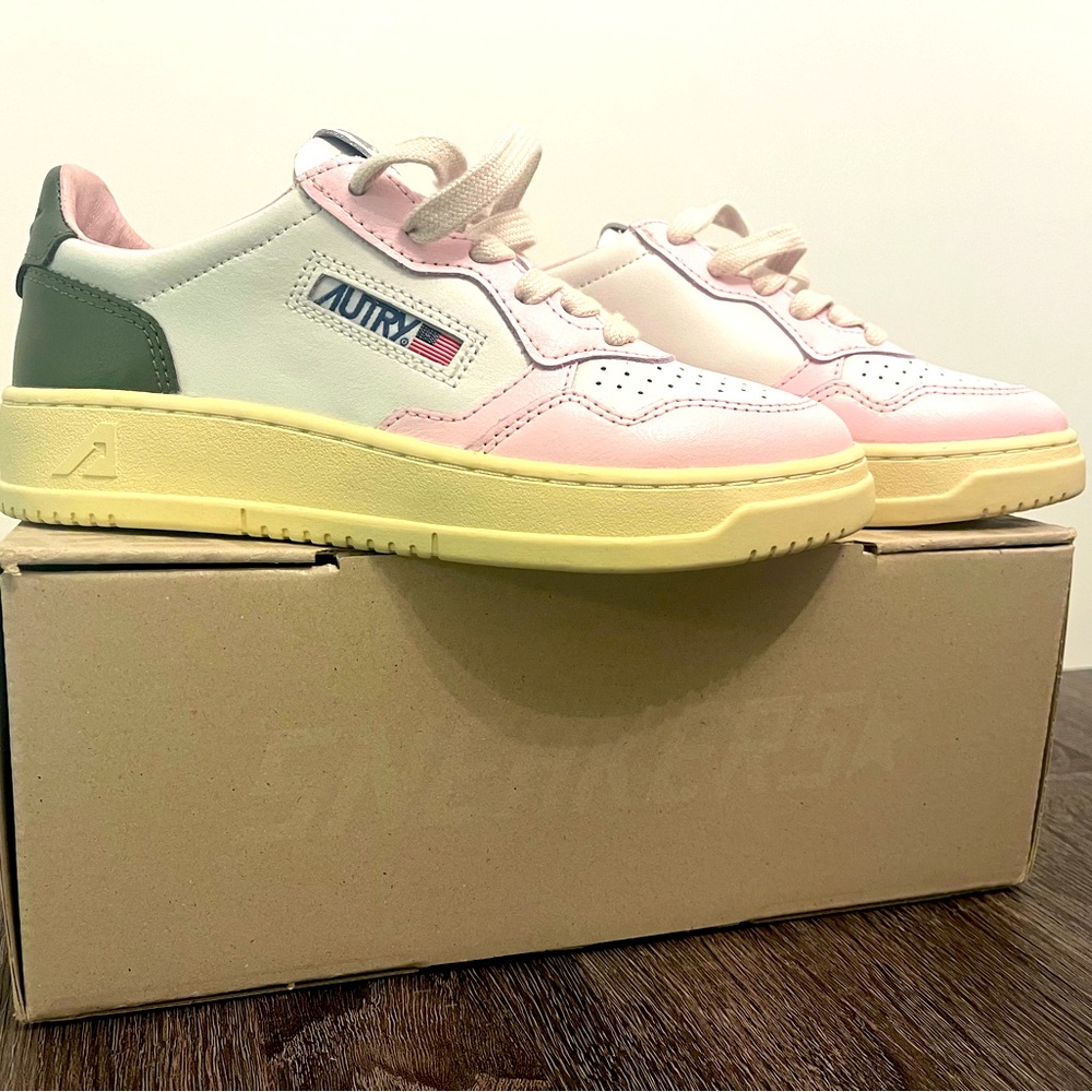 Autry medalist low-top sneakers- sz 34/women 4/kid 4 BRAND NEW fm Italy Autry